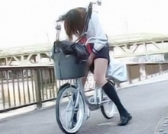 女子高生がアクメ自転車でイクッ！デンマ付きのサドルで街中の連発潮吹き！